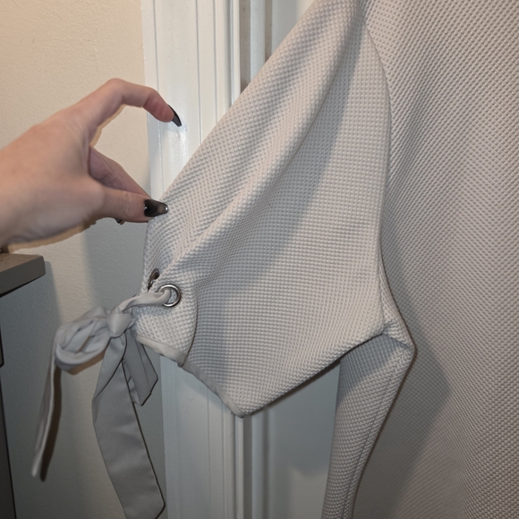 The Limited: Light Gray Textured Blouse with Tie Sleeves.  Size XL. - Picture 4 of 9